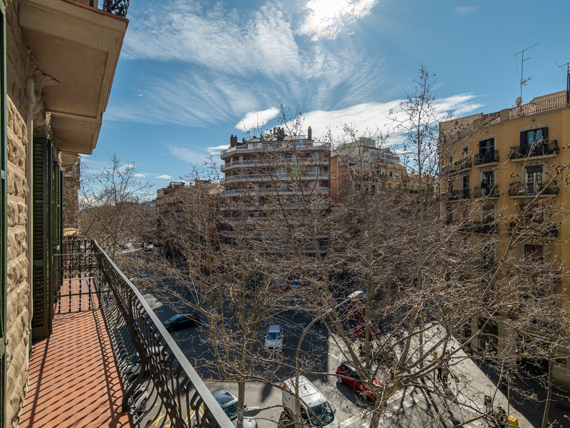 Formidable y luminoso piso reformado en finca modernista del Eixample — foto 3