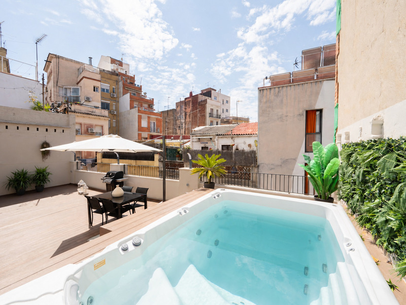 Dúplex reformado con elementos originales en edificio con terraza y piscina