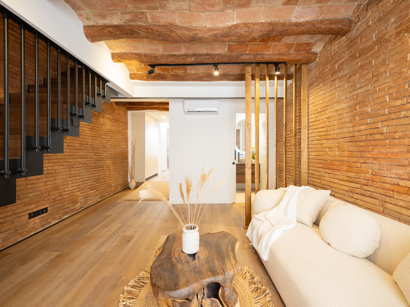 Dúplex reformado con elementos originales en edificio con terraza y piscina — foto 2