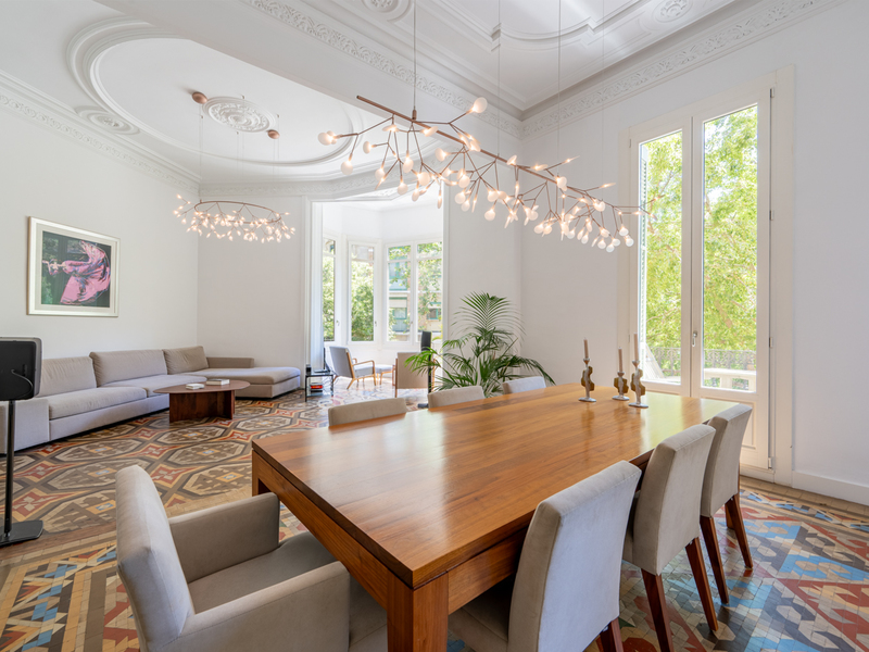 Exclusiva vivienda de diseño en finca regia esquinera del Eixample