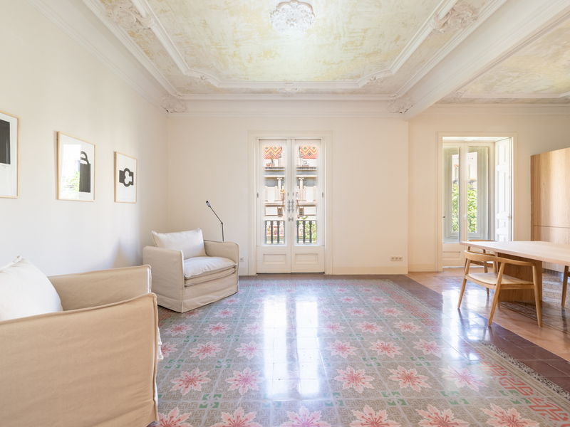 Piso reformado con elementos originales muy cerca del centro de Barcelona — foto 2