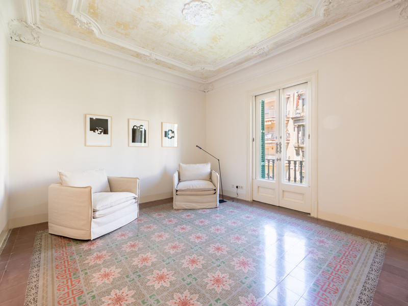 Piso reformado con elementos originales muy cerca del centro de Barcelona — foto 3