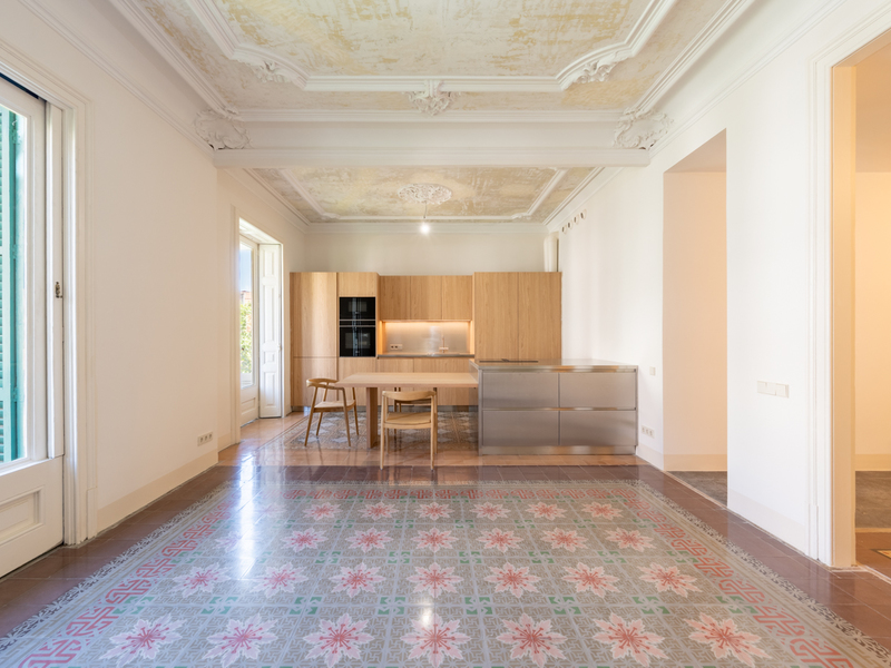 Piso reformado con elementos originales muy cerca del centro de Barcelona — foto 4