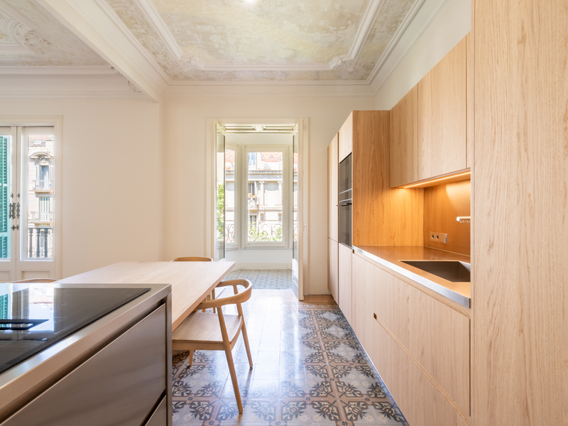 Piso reformado con elementos originales muy cerca del centro de Barcelona — foto 7