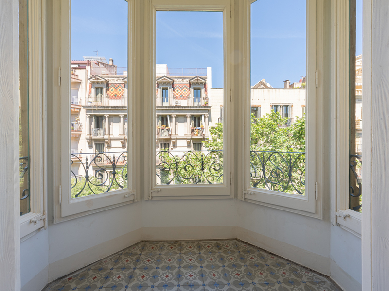 Piso reformado con elementos originales muy cerca del centro de Barcelona — foto 8