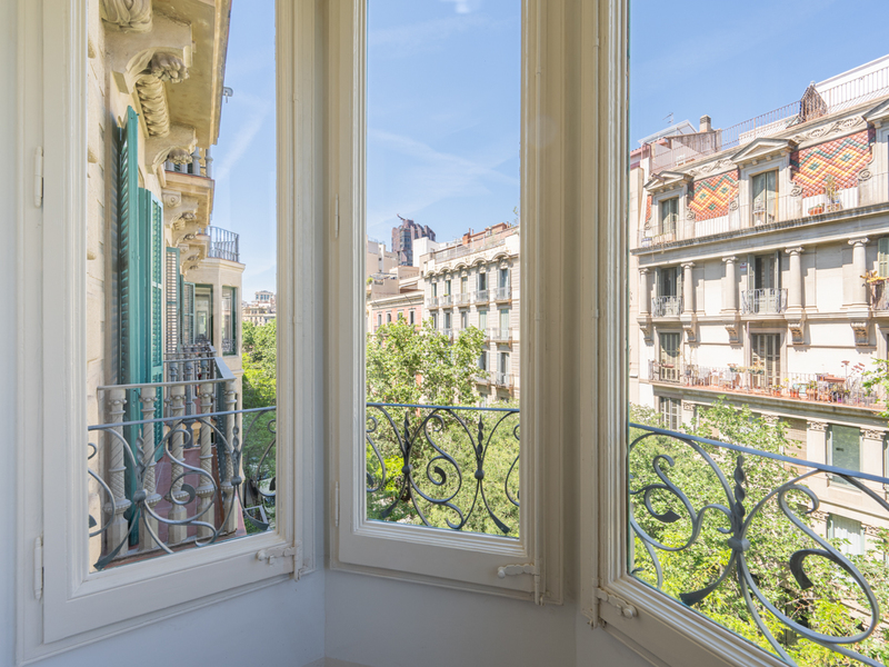 Piso reformado con elementos originales muy cerca del centro de Barcelona — foto 9