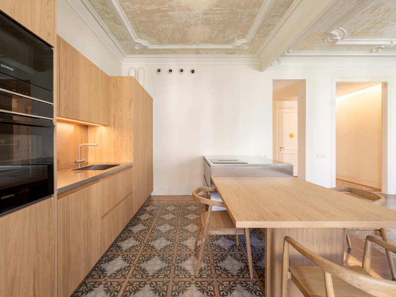 Piso reformado con elementos originales muy cerca del centro de Barcelona — foto 10