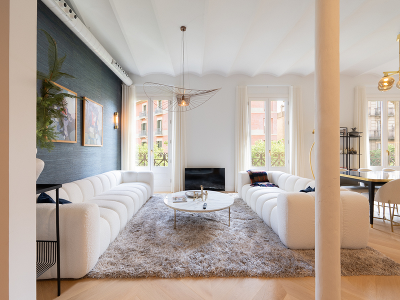 Maravilloso piso renovado a estrenar en finca regia con vistas a la calle Girona — foto 3