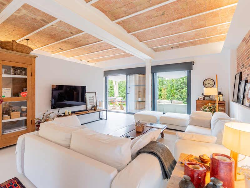 Impresionante casa de obra nueva con jardín y piscina