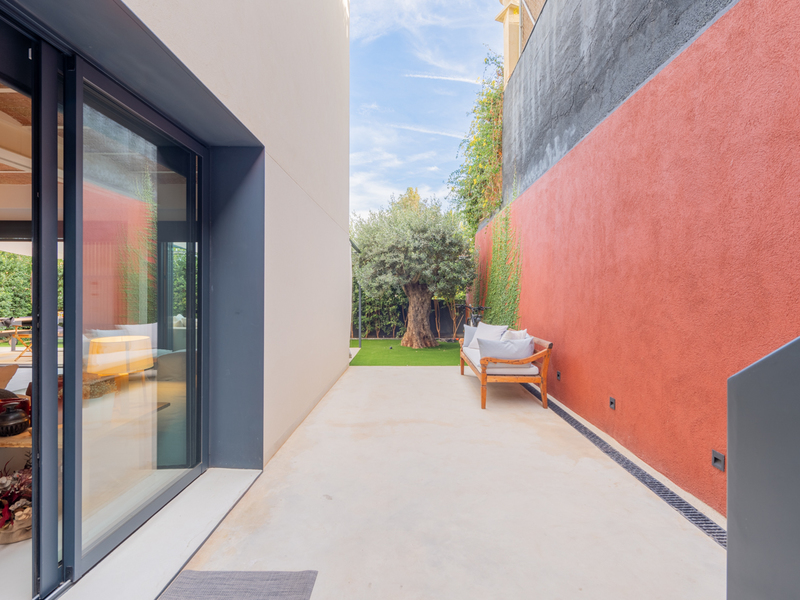Impresionante casa de obra nueva con jardín y piscina — foto 10