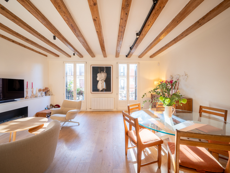 Excelente piso reformado con elementos originales en finca regia del Eixample