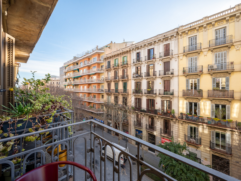 Excelente piso reformado con elementos originales en finca regia del Eixample — foto 5